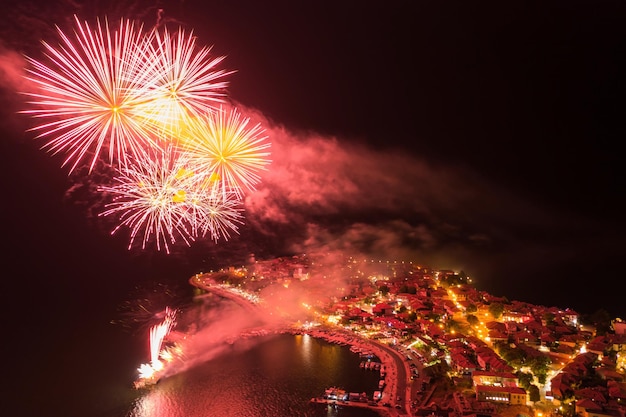 Belos fogos de artifício brilhantes no céu noturno acima da cidade