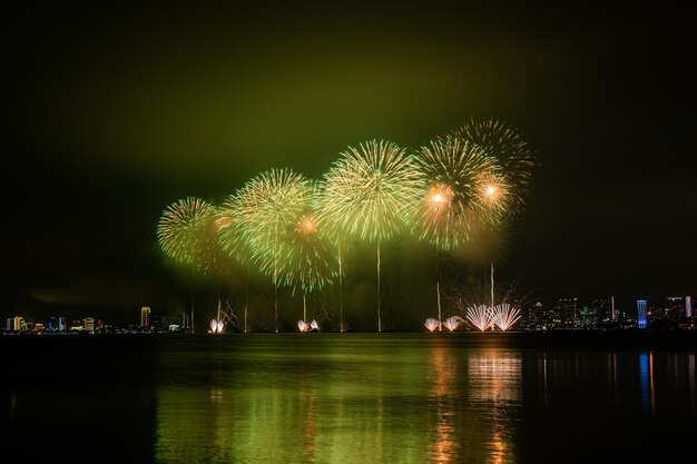 Belos fogos de artifício comemoram no mar