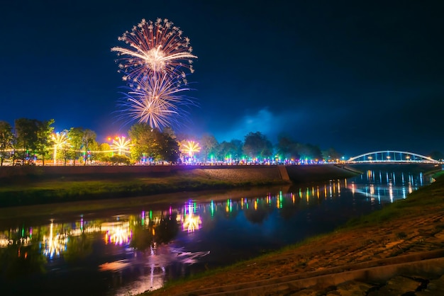 Belos fogos de artifício e luz Chan Palace Bridge sobre o rio Nan New Landmark É um grande turista é atração de lugares públicos PhitsanulokTailândiaCrepúsculo pôr do sol