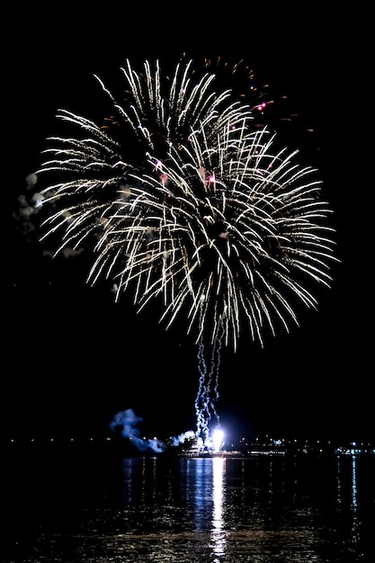 Belos fogos de artifício festivos no céu noturno Celebração