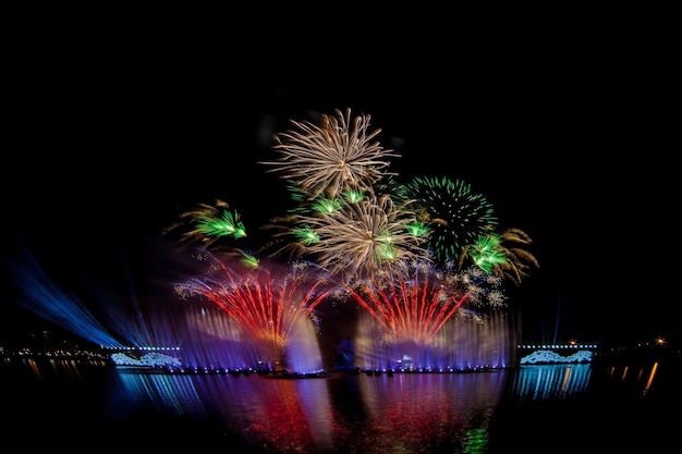 Belos fogos de artifício no céu noturno