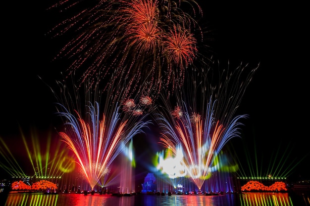 Belos fogos de artifício no céu noturno