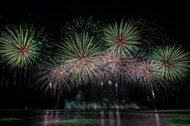 Belos fogos de artifício para celebração sobre o mar