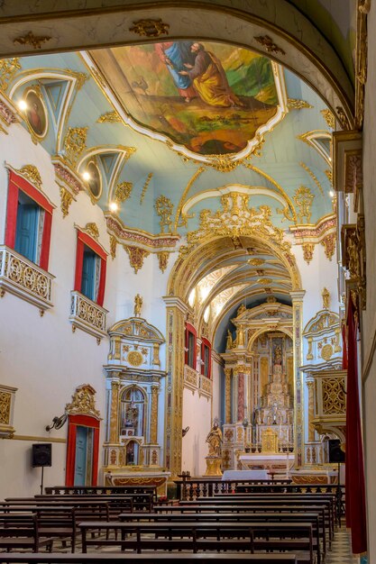 Belos interiores históricos de igrejas barrocas decorados com ouro em Pelourinho, na cidade de Salvador, Bahia