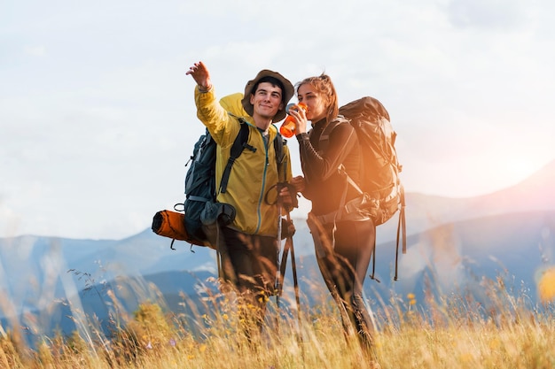 Belos jovens viajam juntos Majestosas montanhas dos Cárpatos Bela paisagem de natureza intocada