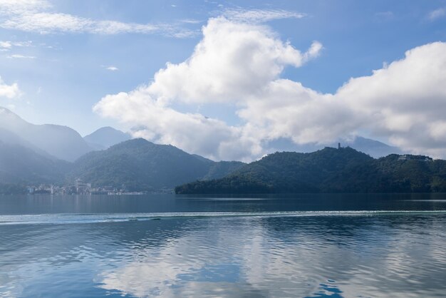 Belos lagos de sol e lua com reflexo de lago de água