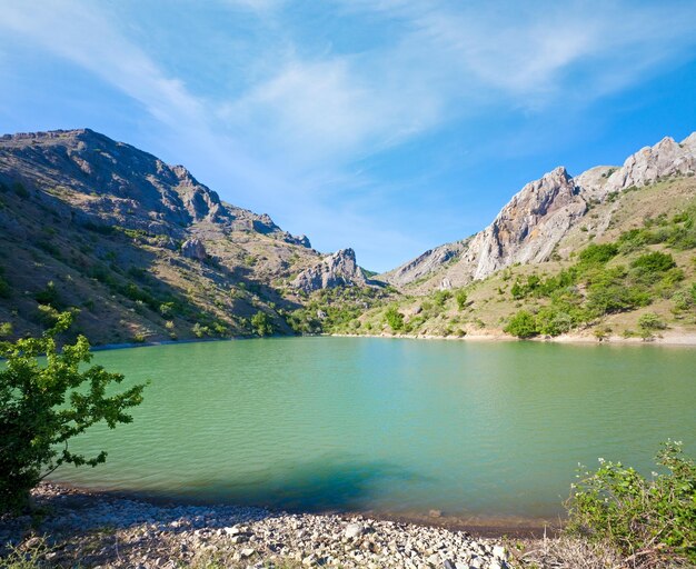 Foto belos lagos e rochas de verão montanha atrás da aldeia zelenogorye crimeia ucrânia