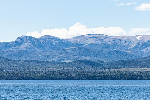 belos lagos montanhas árvores água e natureza