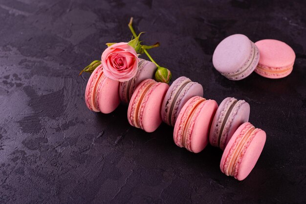 Foto belos macarrões rosados e saborosos sobre um fundo de concreto