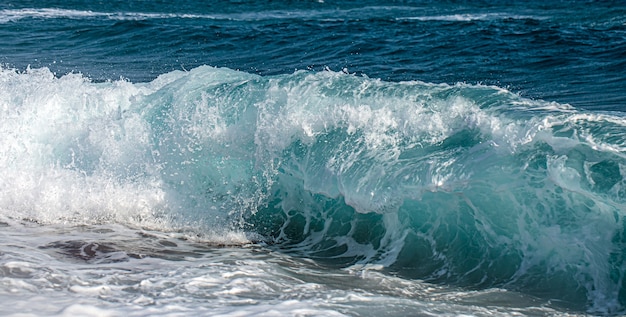 Belos mares furiosos com ondas e espuma do mar. Fundo de ondas turquesas.