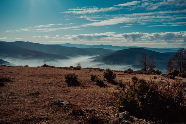 Belos picos de montanha na névoa da manhã