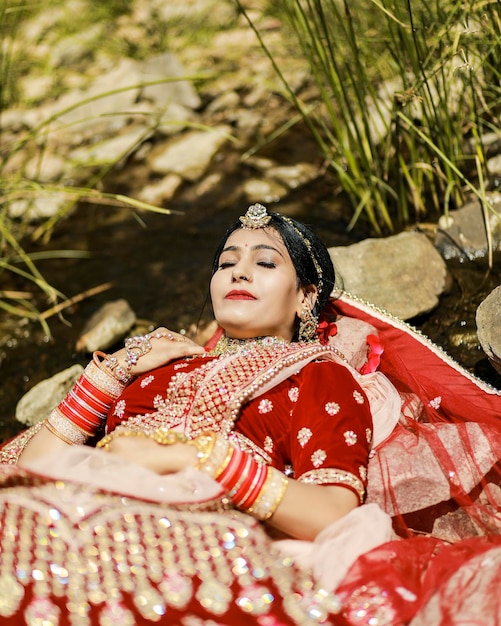belos retratos de jovem índio birde em lehnga saree e joias de ouro