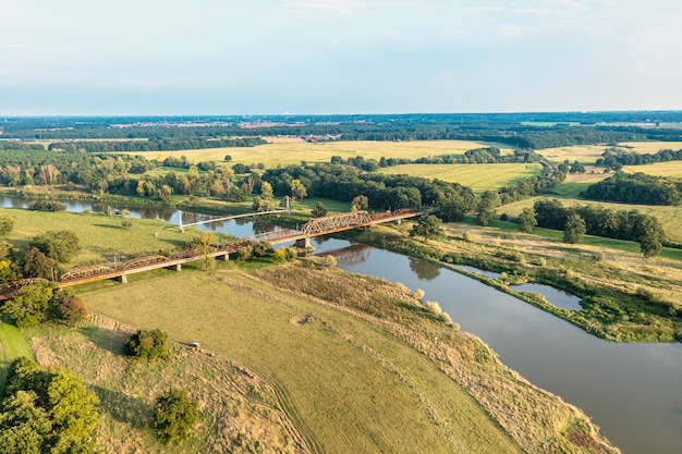 Belos rios e lagos entre os campos. Muitos pedaços e lagos naturais