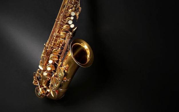 Foto belos saxofones dourados em fundo preto de perto