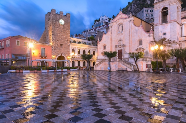 Belvedere de Taormina na praça Piazza IX Aprile em Taormina em noite chuvosa, Sicília, Itália