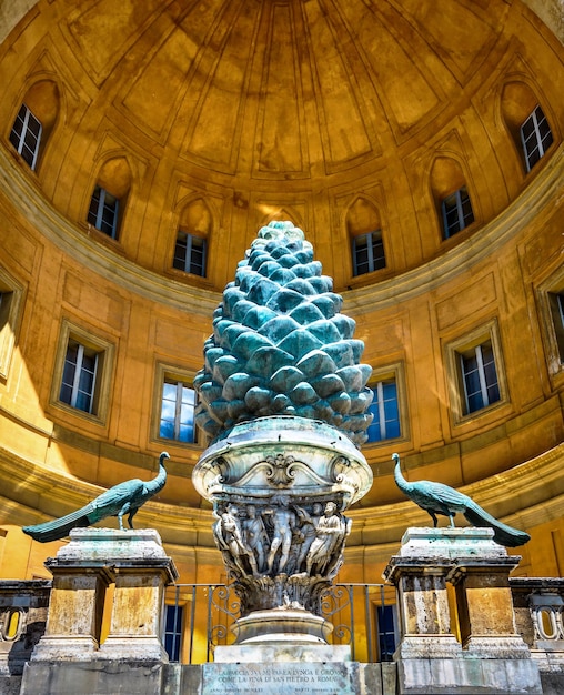 Belvedere patio closeup detalle de Cortile della Pigna o Pine Cone corte en los famosos museos del Vaticano Roma Italia