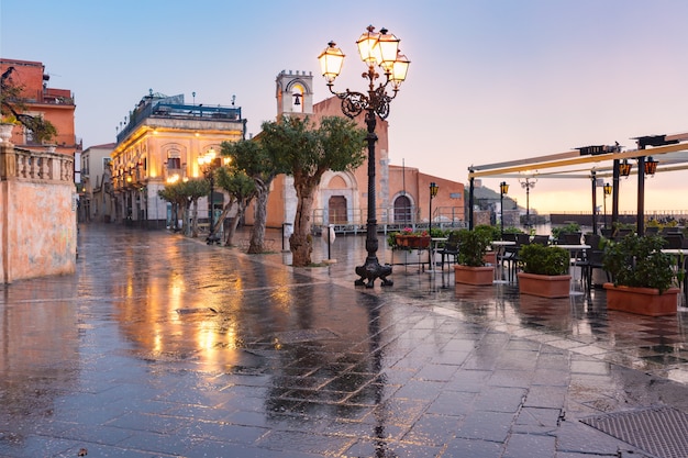 Belvedere de Taormina en la plaza Piazza IX Aprile en Taormina en la noche lluviosa, Sicilia, Italia