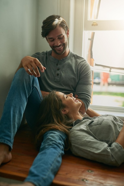 Bem aqui é onde eu quero estar Foto de um jovem casal afetuoso conversando um com o outro e sorrindo