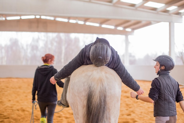 Foto bem-estar e psicoterapia ou terapia ocupacional com cavalos equoterapia de saúde profissional para tratamento de saúde mental