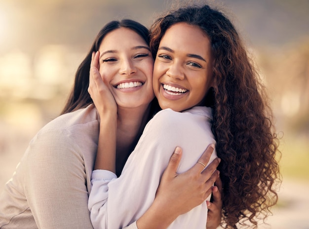 Bem, sejam amigos para sempre. Tiro de duas mulheres jovens passando tempo juntos ao ar livre.