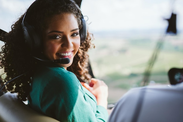 Bem sucedida inteligente elegante jovem Latina no helicóptero. Conceito de estilo de vida de luxo