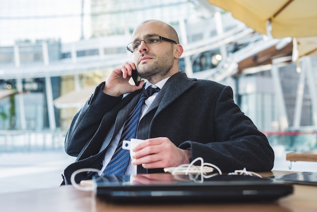 Foto bem sucedido empresário elegante na moda no telefone