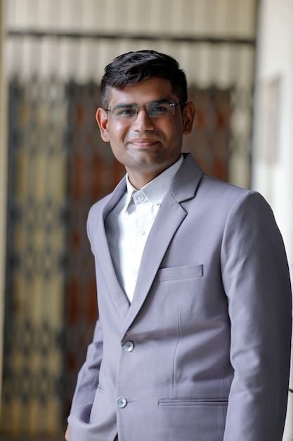 Bem sucedido empresário indiano vestindo terno