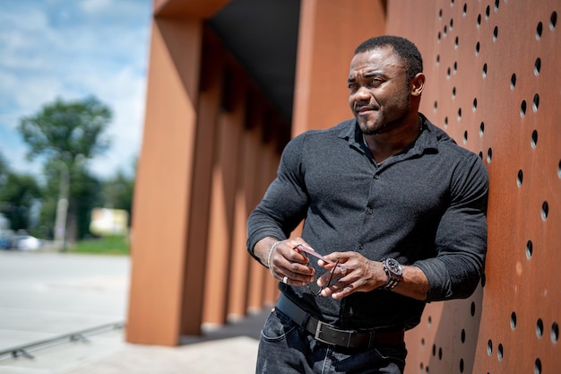 Bem sucedido jovem empresário. Retrato de homem negro bonito.