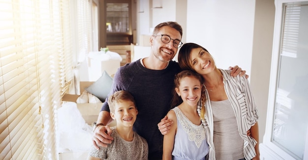 Foto bem-vindo à nossa nova casa retrato de uma família feliz reunida em sua nova casa