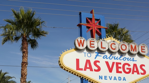 Foto bem-vindo ao fabuloso letreiro de néon retro de las vegas, nevada, eua. símbolo de casino e dinheiro jogando.