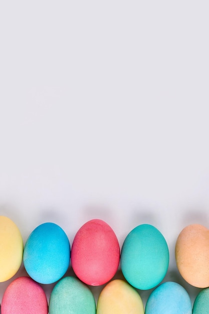 Bemalte Eier in Reihe Symbol für Ostern Alte religiöse Tradition