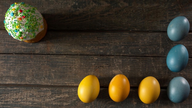 Bemalte Eier zu Ostern in den Farben der Flagge der Ukraine und Osterkuchen Gelb und Blau Cyan Auf Holzstruktur Konzept Food Holiday Krieg in der Ukraine