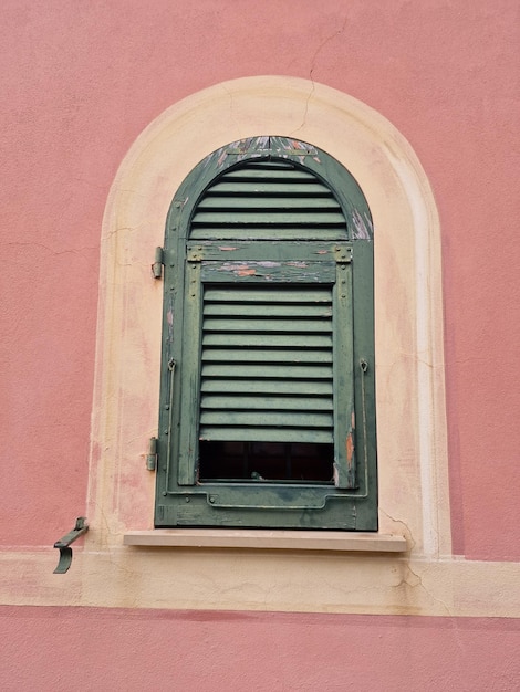 Bemalte Fensterläden in Lavagna-Dorf in der Nähe von Chiavari, Italien