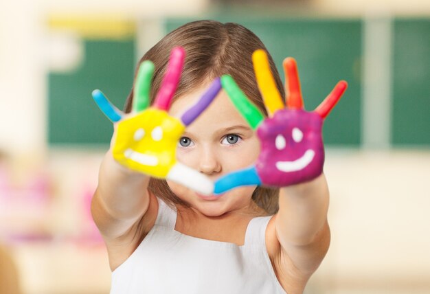 bemalte Kinderhände in verschiedenen Farben mit Smileys