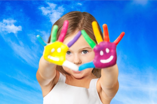 bemalte Kinderhände in verschiedenen Farben mit Smileys