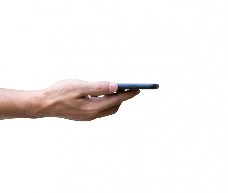 Foto bemannen sie die hand, die smartphone im horizontalen schirm gegenüberstellt, der oben auf weißem hintergrund lokalisiert wird