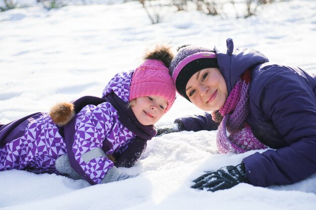 Bemuttern Sie und ihre kleine Tochter, die schönen Wintertag genießt