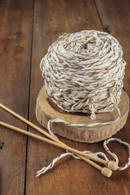 Benang rajut Bolas de fios de tricô e agulhas de tricô em fundo rosa Conceito de tricô