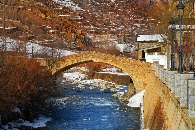 Benasque ponte sobre o rio Esera em Huesca Espanha