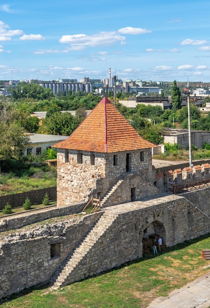Bender, Moldávia 06.09.2021. Muralhas e torres da Fortaleza Tighina em Bender, Transnístria ou Moldávia, em um dia ensolarado de verão