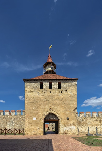 Bender, moldávia 06.09.2021. muralhas e torres da fortaleza tighina em bender, transnístria ou moldávia, em um dia ensolarado de verão