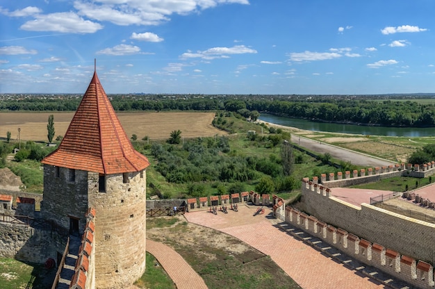 Bender, Moldavia 06.09.2021. Las murallas y torres de la fortaleza de theTighina en Bender, Transnistria o Moldavia, en un día soleado de verano