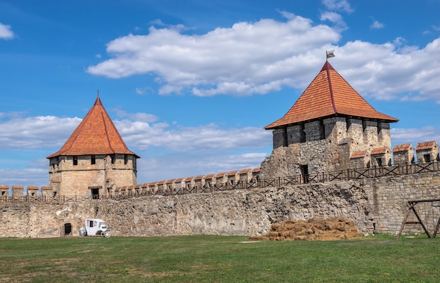 Bender, Moldavia 06.09.2021. Las murallas y torres de la fortaleza Tighina en Bender, Transnistria o Moldavia, en un día soleado de verano