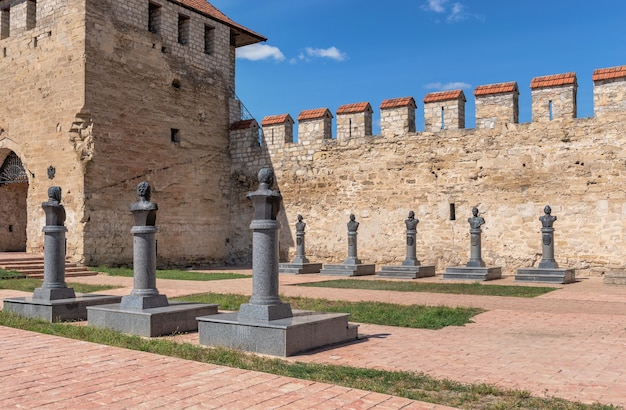 Bender, Moldavia 06.09.2021. Las murallas y torres de la fortaleza Tighina en Bender, Transnistria o Moldavia, en un día soleado de verano