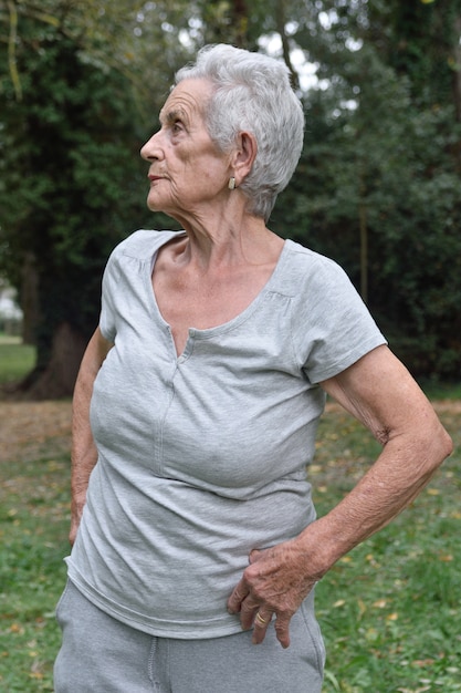 Übendes Yoga der älteren Frau draußen