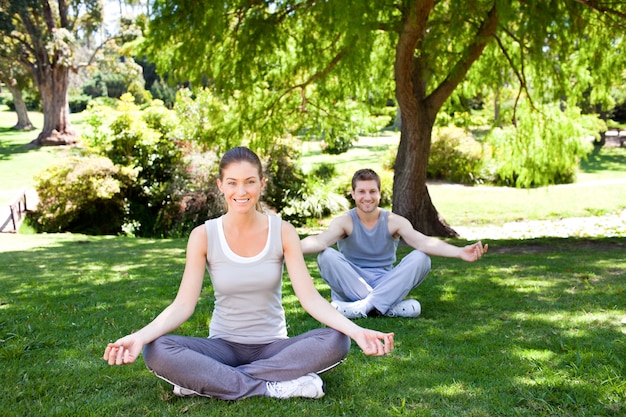 Übendes Yoga der Paare im Park