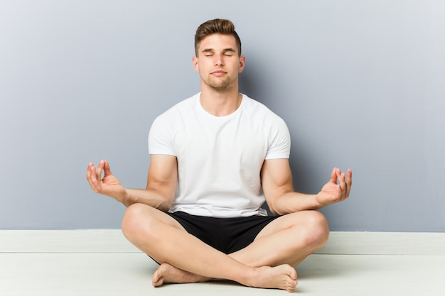 Übendes Yoga des jungen kaukasischen Mannes, Meditation.