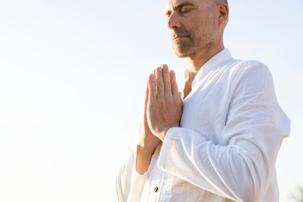 Übendes Yoga des Mannes morgens