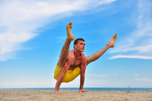Übendes Yoga des Mannes