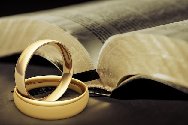 La bendición de Dios Jesucristo en la relación matrimonial, el anillo de compromiso dorado en la Santa Biblia